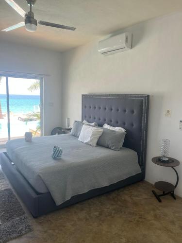 a bedroom with a large bed with a view of the ocean at Casa Termales Solo Adultos Frente al Mar Sistema Solar in El Sargento