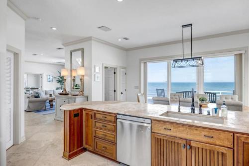 een keuken met uitzicht op de oceaan bij Sea Haven - Oceanfront home w pvt beach & deck in Ponte Vedra Beach