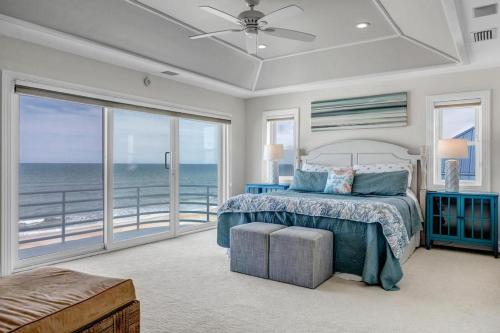 een slaapkamer met een bed en uitzicht op de oceaan bij Sea Haven - Oceanfront home w pvt beach & deck in Ponte Vedra Beach