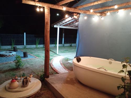 Una bañera colocada sobre una mesa en un patio. en cantinhodosocego, en Socorro