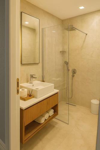 ein Badezimmer mit Waschbecken und Dusche in der Unterkunft Kumkat Hotel in Milas