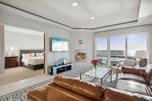a living room with a couch and a bed at Seashore On The Sand in Carlsbad