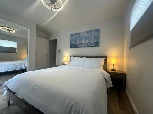 Un pat sau paturi într-o cameră la Monterey Bay Escape