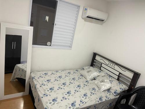 Ένα ή περισσότερα κρεβάτια σε δωμάτιο στο Apartamento com ar condicionado