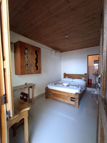 a bedroom with a bed in the corner of a room at Hostal Hilltop Sapzurro in Zapzurro