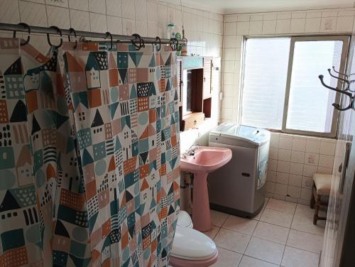 un bagno con un water e un lavandino di Alojamiento Viña del mar Casa Segundo piso entero a Viña del Mar