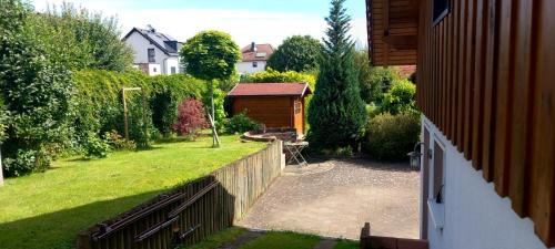 un patio con una valla y un patio con un patio en Ferienwohnung Matheaperle, en Nidda
