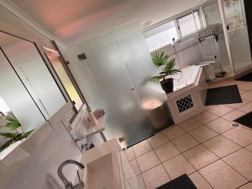 Altitude 700 Rural Retreat : حمام مع دش ومغسلة ومرحاض