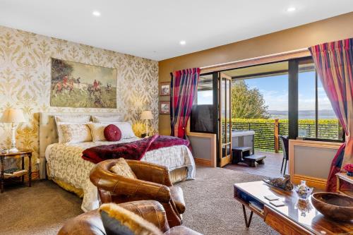 una camera da letto con un letto e una grande finestra di The Flying Trout Boutique Lodge a Taupo
