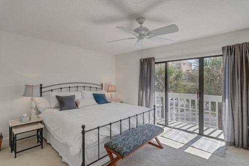 Voodi või voodid majutusasutuse Shore Line Views - Beachfront 2BR Escape w Balcony toas