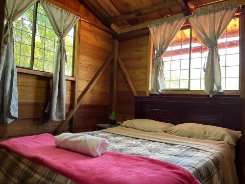En eller flere senge i et værelse på Cabaña Mirador de Vilcabamba