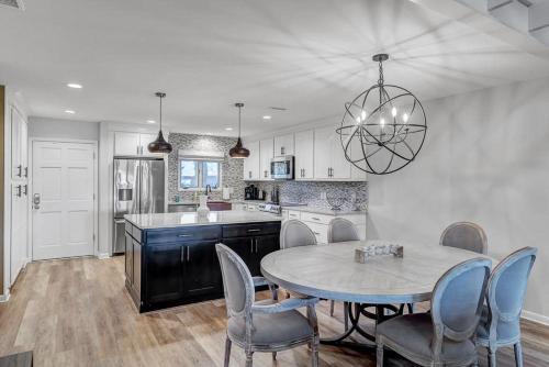 Kuchyň nebo kuchyňský kout v ubytování Beach-2-Green - 3BR condo w golf views & pool