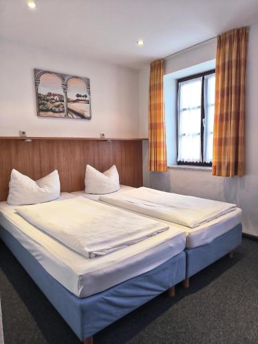 two beds in a room with two windows at Hotel Haus Wendelstein München City 100 m von U-Bahn in Munich