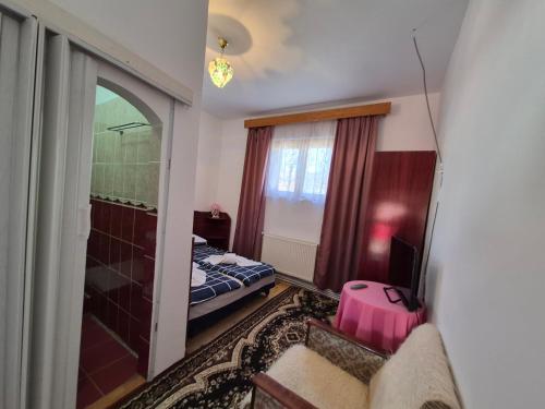 Ένα ή περισσότερα κρεβάτια σε δωμάτιο στο Pensiunea Wolfsberg