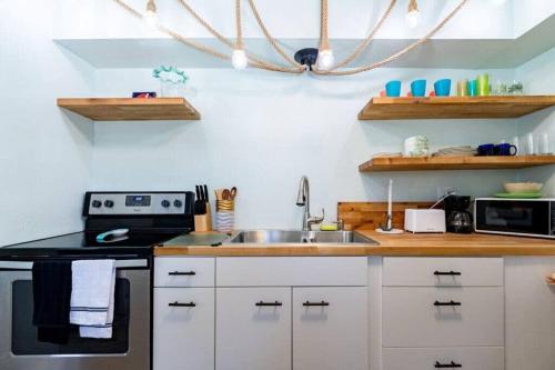 Кухня или мини-кухня в Tropical 1BR Oasis - Steps to Beach
