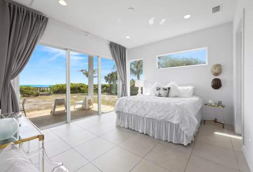 Una cama o camas en una habitación de Beachfront Haven Steps from Downtown & the Sand