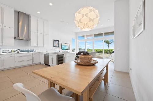 Una cocina o cocineta en Beachfront Haven Steps from Downtown & the Sand