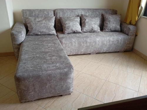 Avenida NHU SANTIAGO في Santa Cruz: أريكة للجلوس في غرفة المعيشة