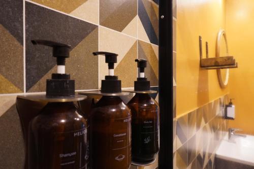 ボケテにあるONDA Boquete - En Desarrolloのバスルームのカウンターに石鹸2本