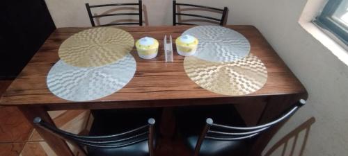 Apartamento entero في كوينكا: طاولة خشبية فوقها صحنين