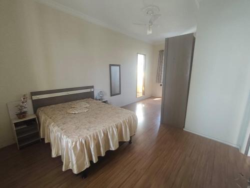 een slaapkamer met een bed in een witte kamer bij Rio Ocean View House in Ilha do Tatu