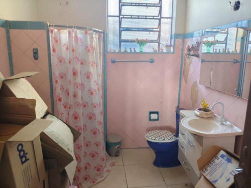 een kleine badkamer met douche en wastafel bij Rio Ocean View House in Ilha do Tatu