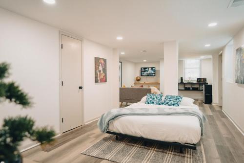 a bedroom with a bed and a living room at Hidden Escape Atlanta Near BENZ ARPT Beltline in Atlanta
