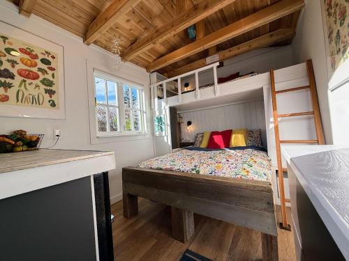 Ένα ή περισσότερα κρεβάτια σε δωμάτιο στο Garden Cottage and Bunkie at Horner Park