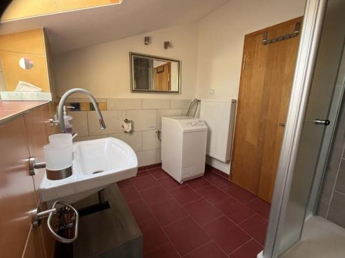 Ένα μπάνιο στο Holiday apartment in Boppard with balcony