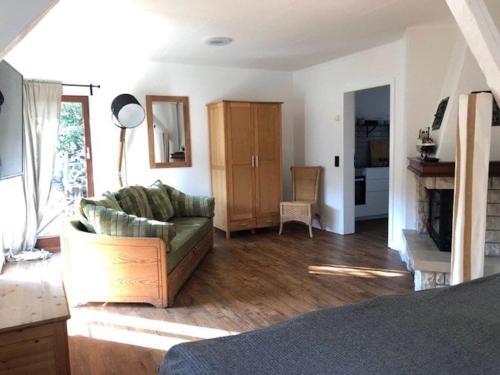 Giường trong phòng chung tại Garden house in the manor house