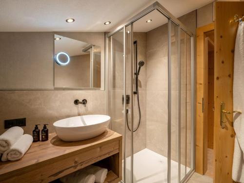 un baño con lavabo y ducha en Sonnblick in Huaterhof, en Laimach