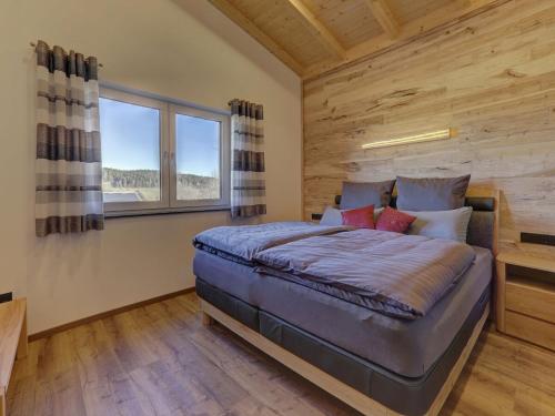 En eller flere senge i et værelse på Country house Rachelblick