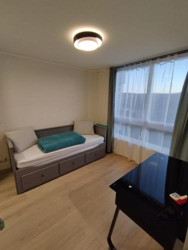 ein kleines Zimmer mit einem Bett und einem Fenster in der Unterkunft Departamento en Viña del Mar, Vista uno norte in Viña del Mar