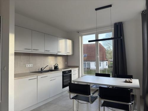 O bucătărie sau chicinetă la Arne in the Hiddensee holiday home