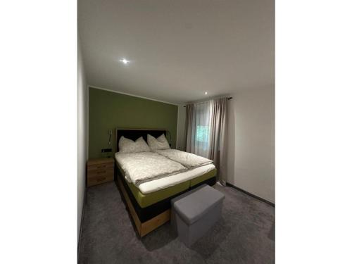 1 dormitorio con cama y aseo en Holiday apartment Robin, en Waidring