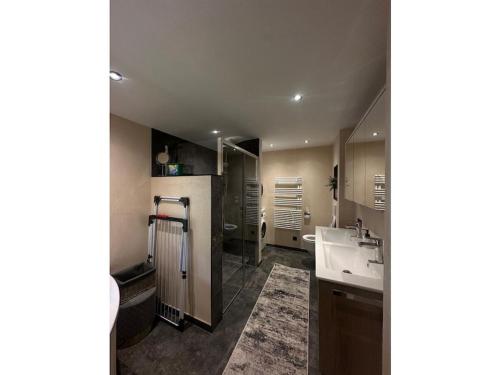 Un baño grande con dos lavabos y una ducha. en Holiday apartment Robin, en Waidring