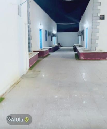 ein leerer Flur eines Gebäudes mit Bänken in der Unterkunft شقق سانتوريني الخاصة Santorini Private Apartments in Al-'Ula
