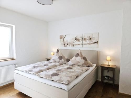 Hallenbach with Moselle view في زيل ان دير موسل: غرفة نوم بيضاء مع سرير كبير مع مصباحين