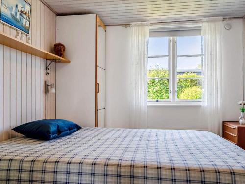 Giường trong phòng chung tại 4 star holiday home in Hejls