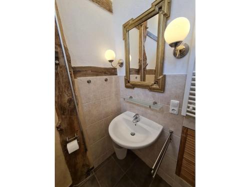 CastellHoliday apartment in Castell with barbecue的浴室里有洗手池和镜子