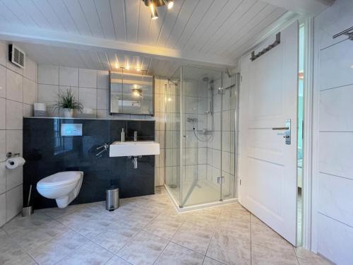 Un baño con ducha, inodoro y lavabo. en Holiday home in Maasholm with swimming pool, en Maasholm