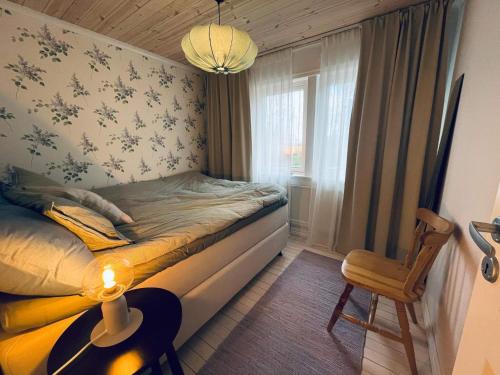 Sundsandvik6 person holiday home in HENÅN的一间带床和椅子的小卧室