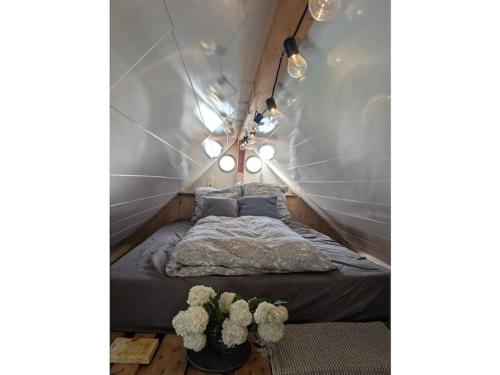 ein Bett in einem Zimmer mit vielen Lichtern in der Unterkunft Holiday home Talblick 13 in Burgwallbach