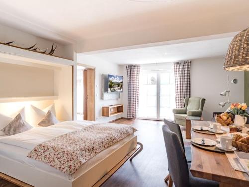 Ένα ή περισσότερα κρεβάτια σε δωμάτιο στο Holiday apartment in Bolsterlang with sauna