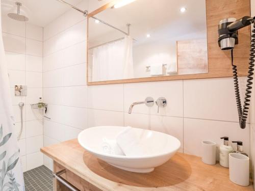 Ένα μπάνιο στο Holiday apartment in Bolsterlang with sauna