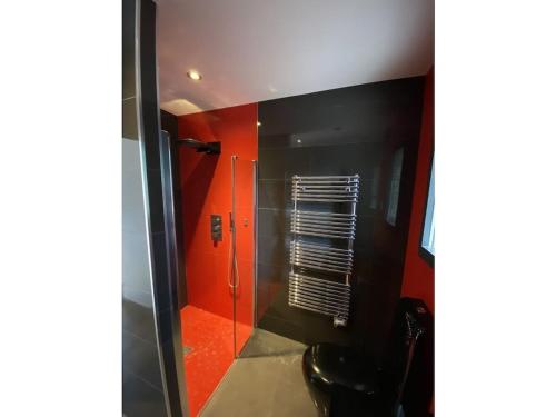 ein Badezimmer mit Dusche mit orangefarbenen Wänden in der Unterkunft Villa Romia Villa Romia in Fréjus