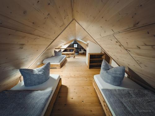 una grande camera con due letti in mansarda di House Lisbeth - Apartment Lina a Vesser