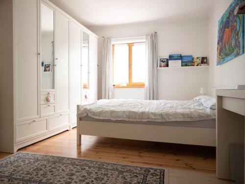 施塔费尔湖畔穆尔瑙Holiday apartment with 2 bedrooms的一间卧室，里面有一张床和一扇窗户。