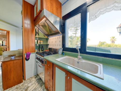 Η κουζίνα ή μικρή κουζίνα στο Villa with private pool near Terrauzza