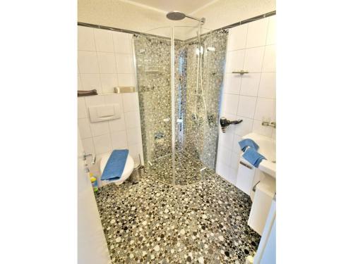 ein Badezimmer mit Dusche mit Glastür in der Unterkunft Holiday apartment with 1 bedroom in Maasholm